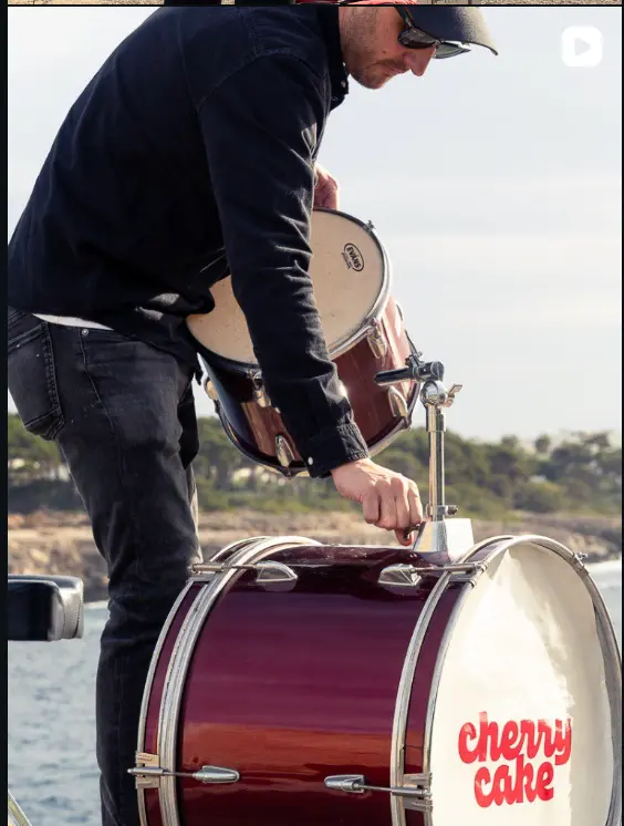 Cherry Cake actuando